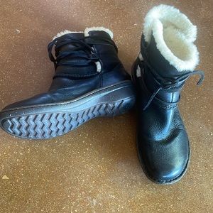 UGG Caspia Ankle Boots 1932 - black - worn once. Size 8